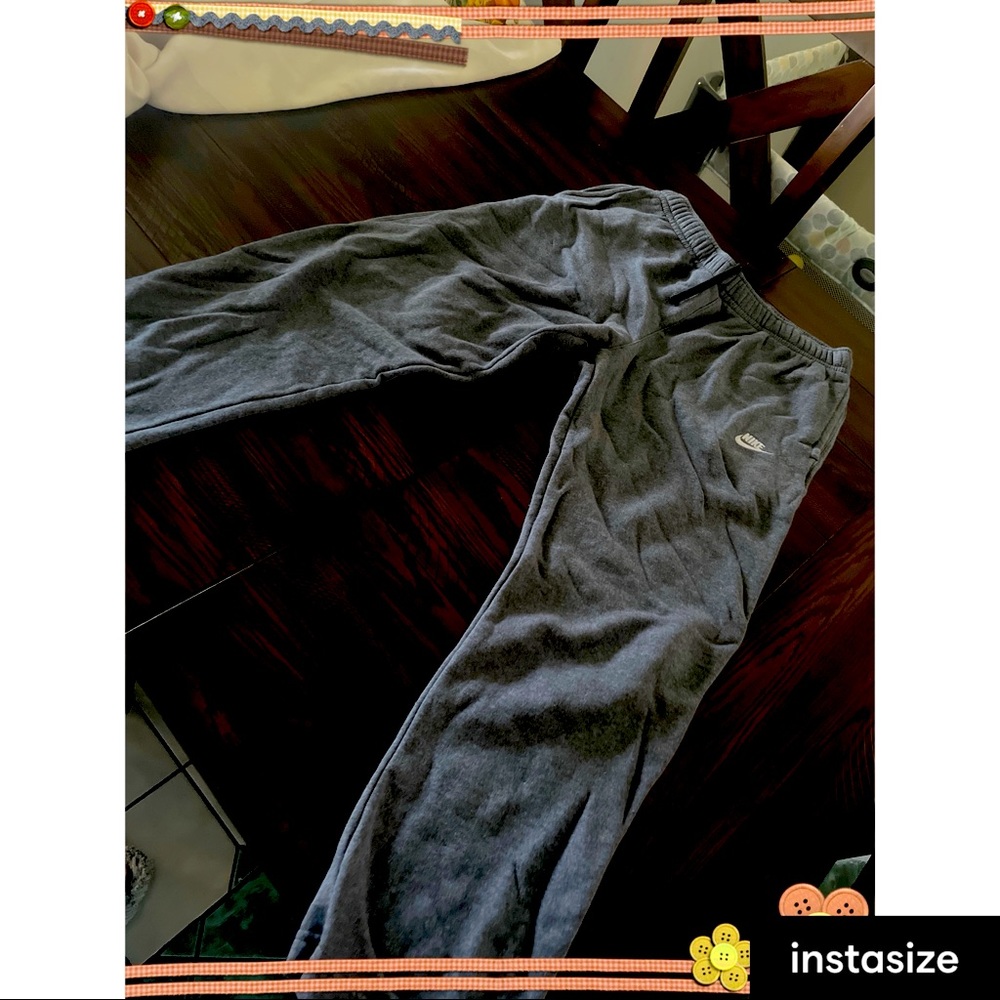 Grey sweatpants comes with original Nike logo